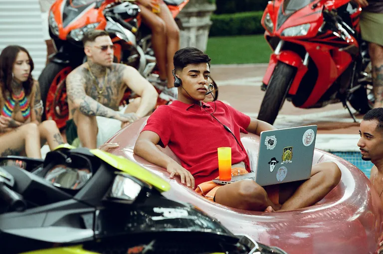 Samuel Naor como Biel em Rauls. Imagem: Divulgação/Netflix