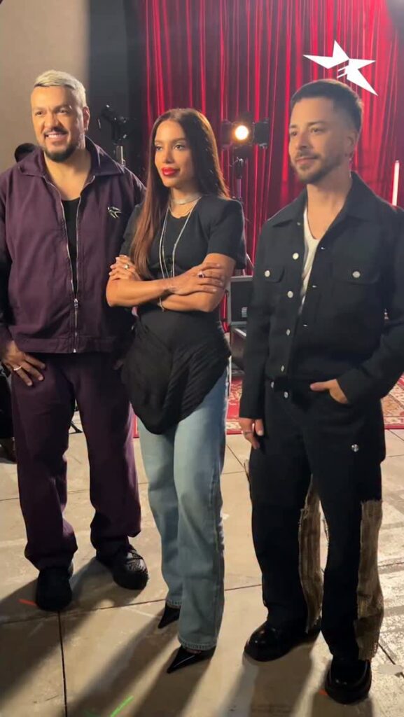 Na foto, Anitta aparece ao lado dos cantores Belo e Junior Lima. / Reprodução: Instagram