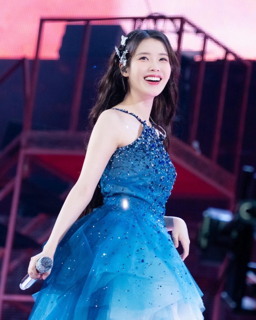 IU em um concerto. Imagem: Divulgação.