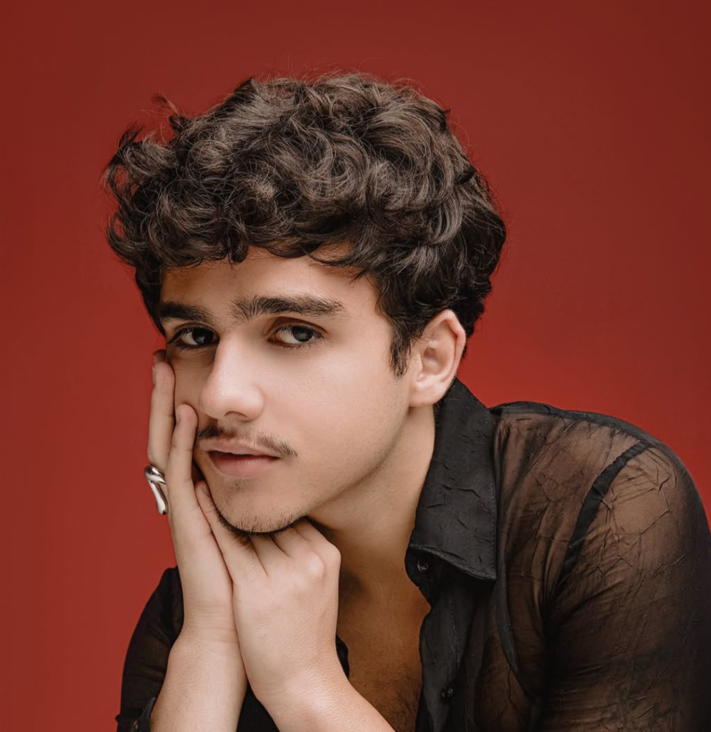 Caike Souza na capa do álbum "Entre flores e dores". Imagem: Divulgação.