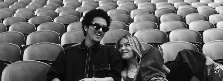 Karol G e Bruno Mars em cena do videoclipe de “Still”. Foto: Reprodução/YouTube.