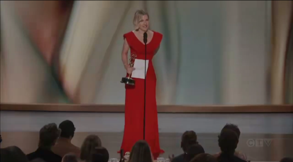 Rhea Seehorn ganha o Emmy de Melhor Atriz em série de drama por "Pluribus". Imagem: Reprodução/ Peacock