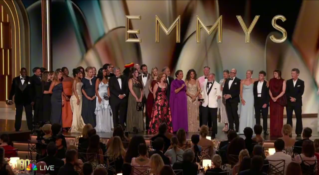 Equipe de "The Pitt" recebe Emmy de Melhor Série de Drama. Imagem: Reprodução/ Peacock