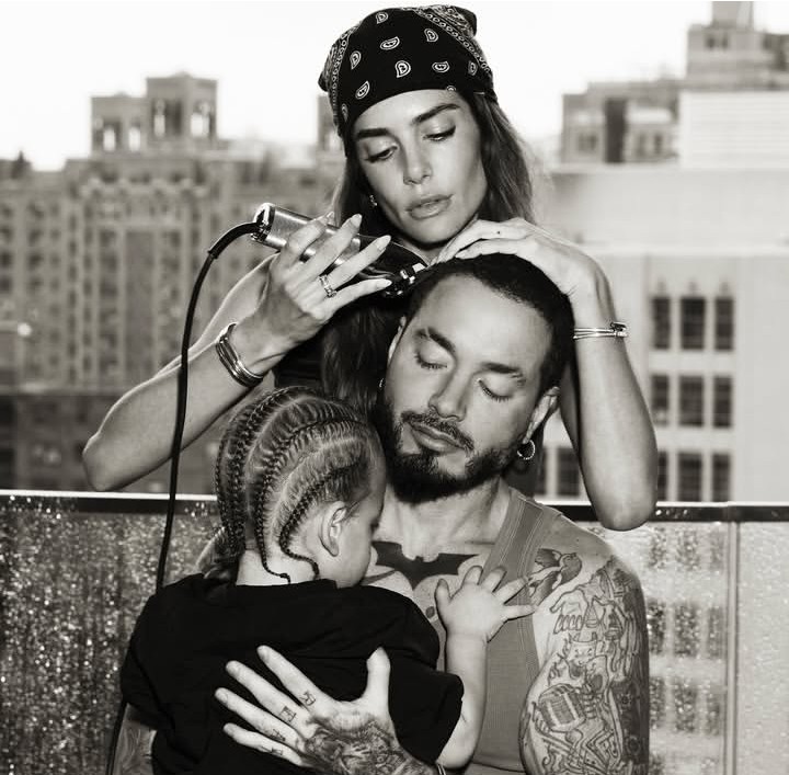 J Balvin, Valentina Ferrer e o filho, Río, em imagem publicada nas redes sociais. Foto: Reprodução/Instagram