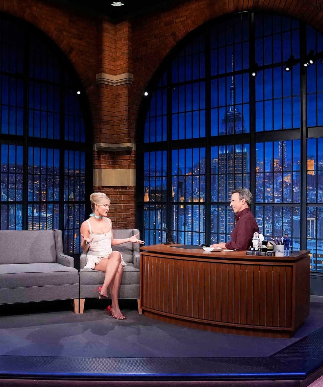 Zara Larsson em entrevista no Late Night with Seth Meyers. Imagem: Divulgação.