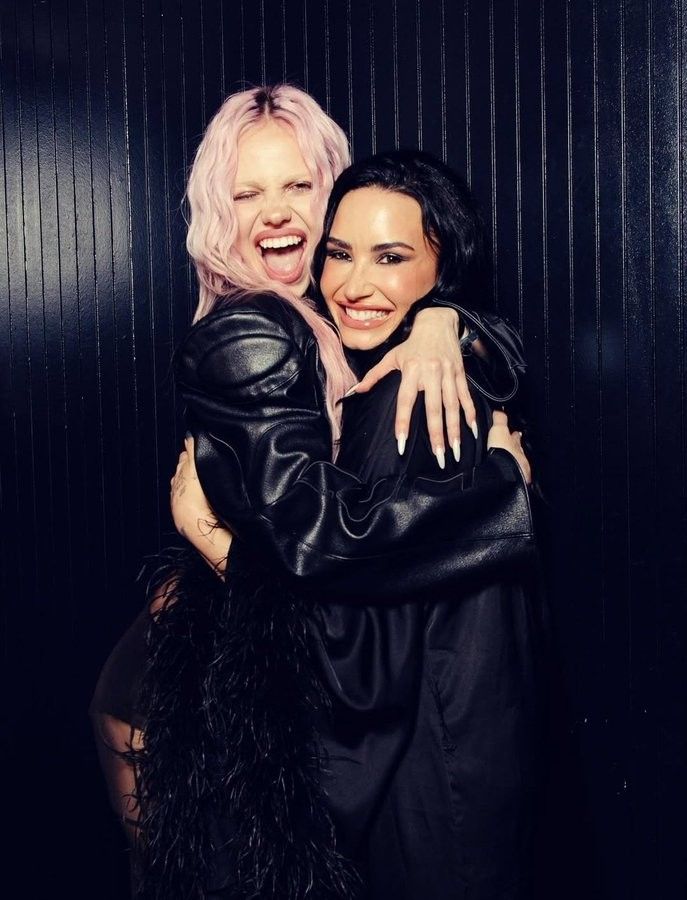 ADÉLA e Demi Lovato para a divulgação do ato de abertura da It's Not That Deep Tour. Imagem: Instagram.
