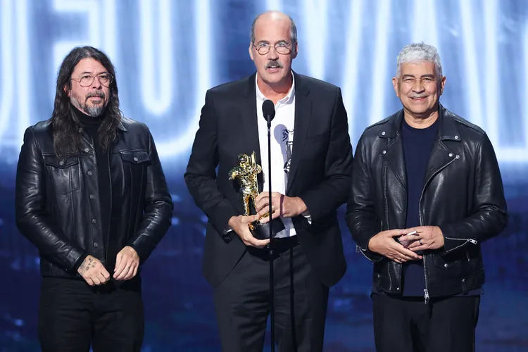 Dave Grohl, Krist Novoselic e Pat Smear, respectivamente, durante discurso de aceitação do prêmio de Vanguarda concedido ao Nirvana. Imagem: Francis Specker/CBS