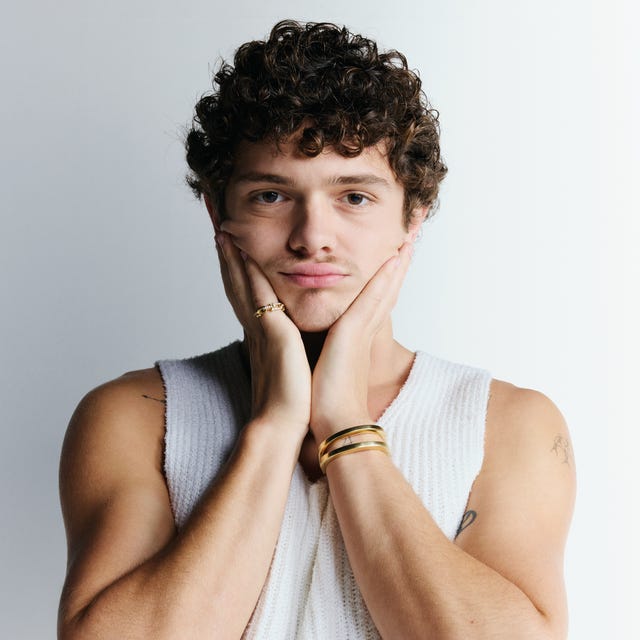 Noah Jupe fotografado para a revista ELLE. Imagem: Otto Masters /ELLE