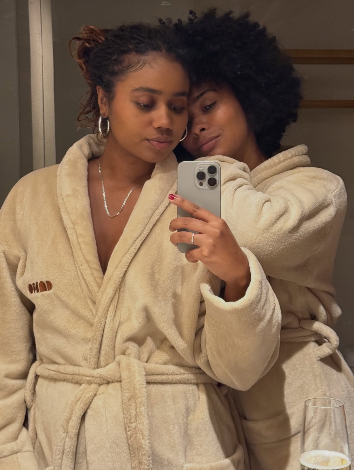 Melly e sua namorada, Anoka Furtado, em imagem publicada nas redes sociais. Foto: Reprodução/Instagram.