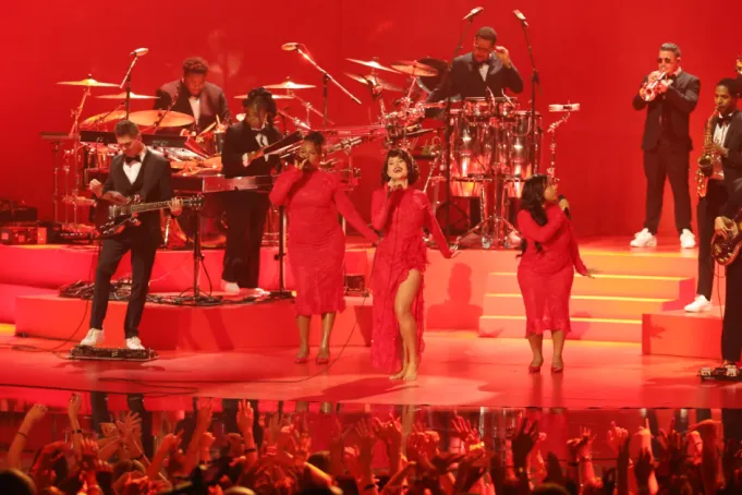 RAYE em sua apresentação no VMA 2026. Imagem: Reprodução / MTV / CBS / Pluto Tv