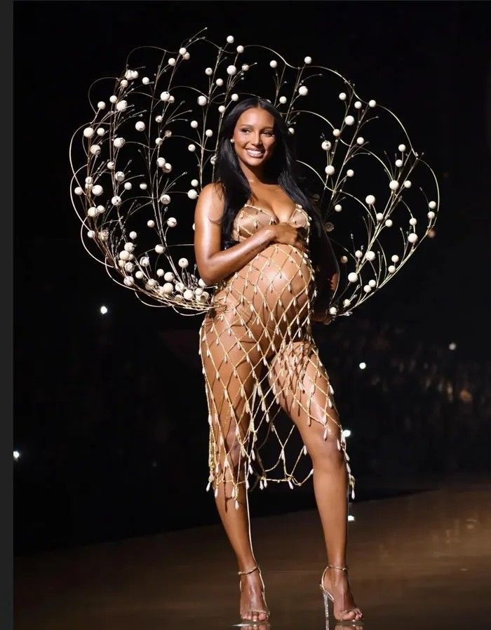 Jasmine Tookes durante o desfile do Victoria’s Secret Fashion Show 2025.Imagem: Divulgação.