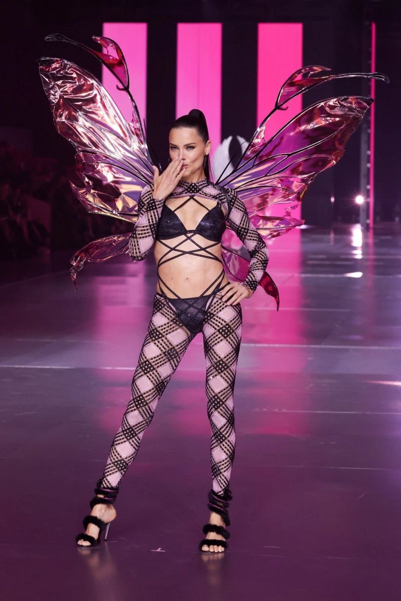 Adriana Lima durante o desfile Victoria’s Secret Fashion Show 2024. Imagem: Divulgação.