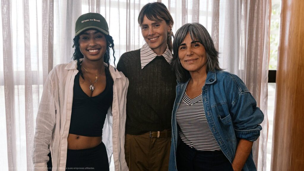 Glória Pires, Carolina Dieckmann e Gabz juntas em imagem de divulgação da série Virando o Jogo, do Disney+.