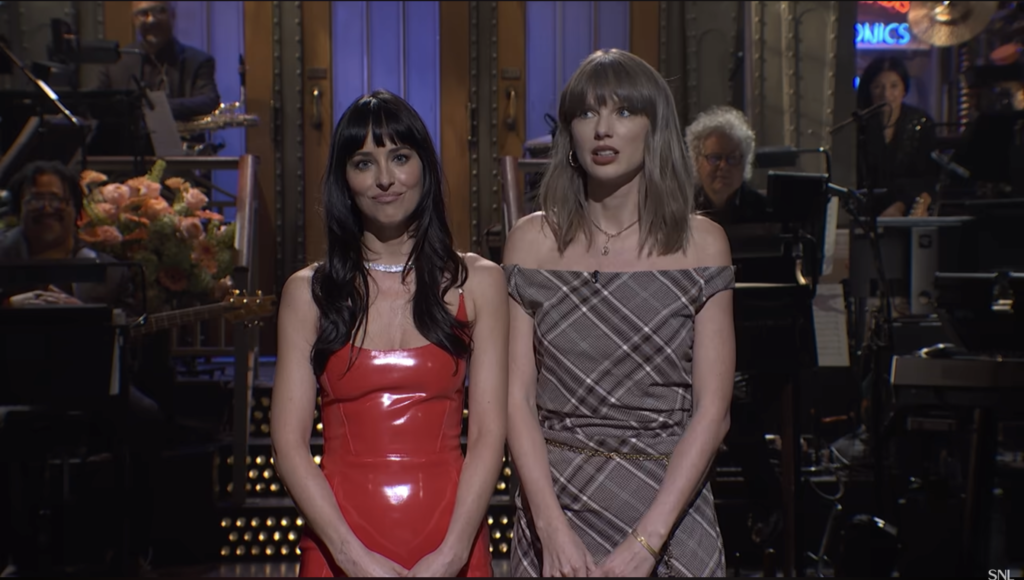 Taylor Swift durante o discurso de Dakota Johnson no Saturday Night Live. Foto: Reprodução/ Saturday Night Live.
