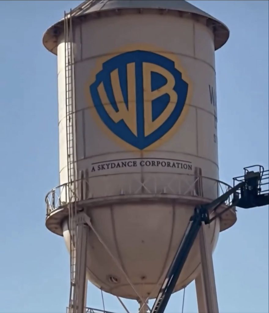 Imagens da torre de água da Warner Bros após a mudança. Foto: Reprodução/ Variety.