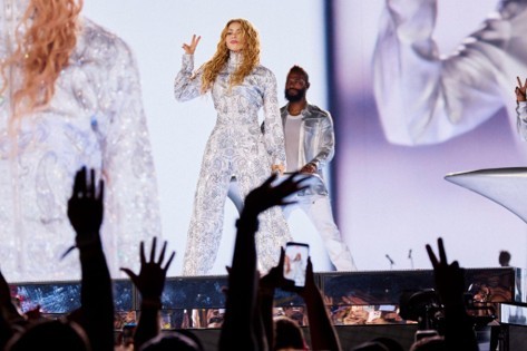Shakira em residência de shows na Europa. Imagem: Nicolas Gerardin / Divulgação.