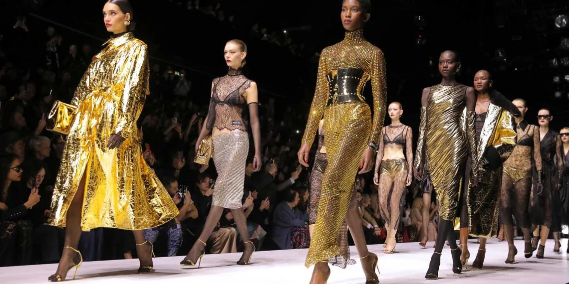 Modelos na Milão Fashion week 2026 em foto publicada na Faces. Foto: Reprodução/Google.