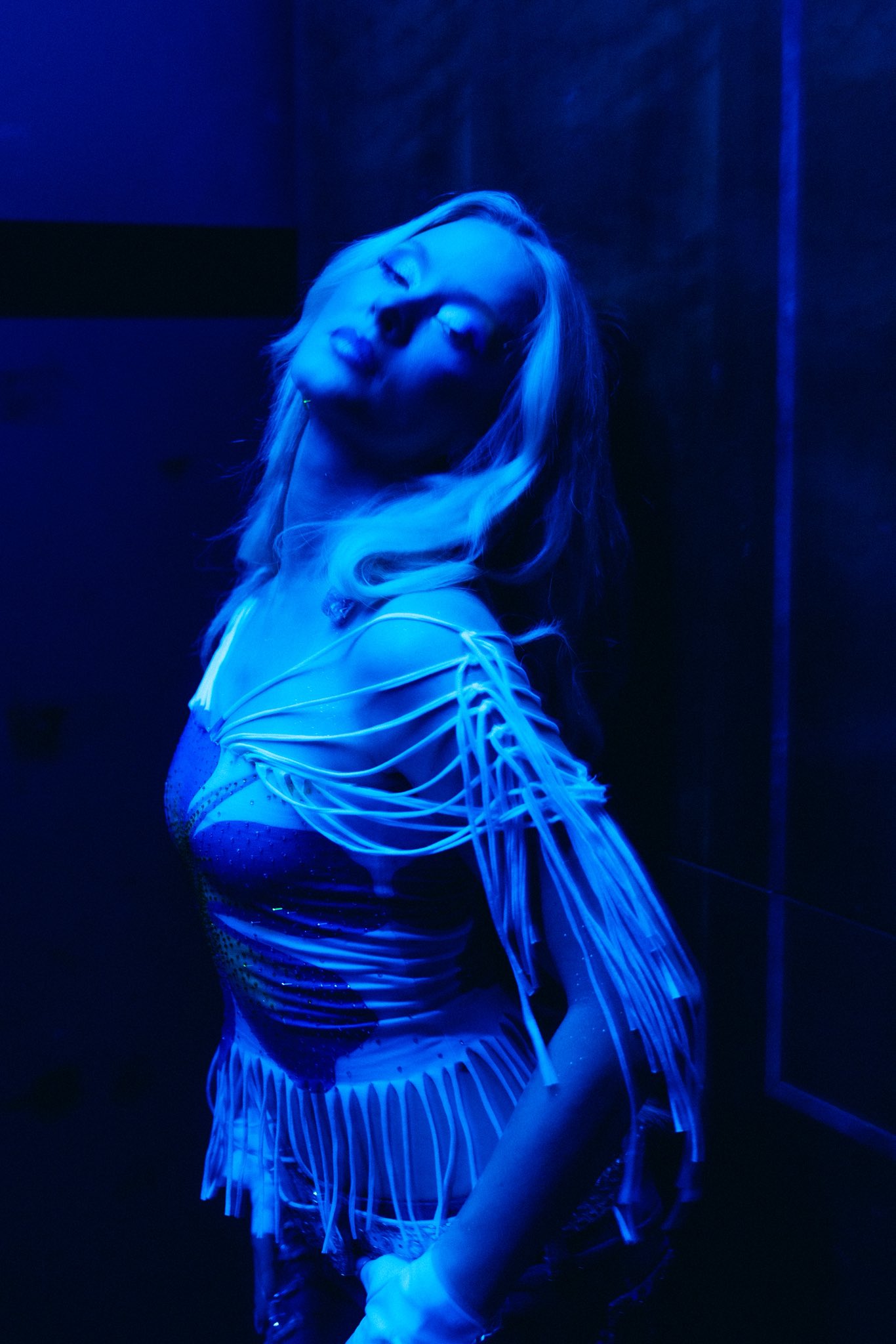 Zara Larsson em imagem promocional para "Blue Moon". Imagem: Divulgação.