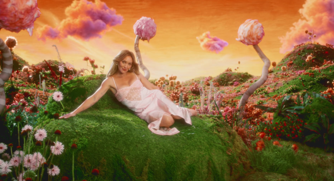Hilary Duff em clipe promocional de "CATastrophe", para o filme "O Gato de Chapéu". Imagem: Youtube/Reprodução.