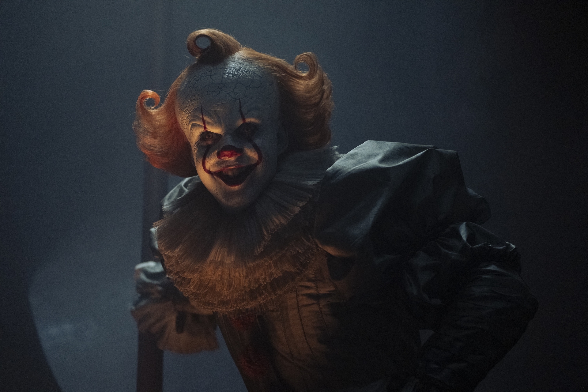Pennywise em imagem promocional de It: Bem-Vindos a Derry. Imagem: Divulgação/ HBO