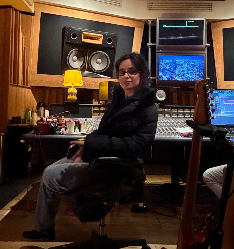 Camila Cabello em estúdio. Foto: Divulgação