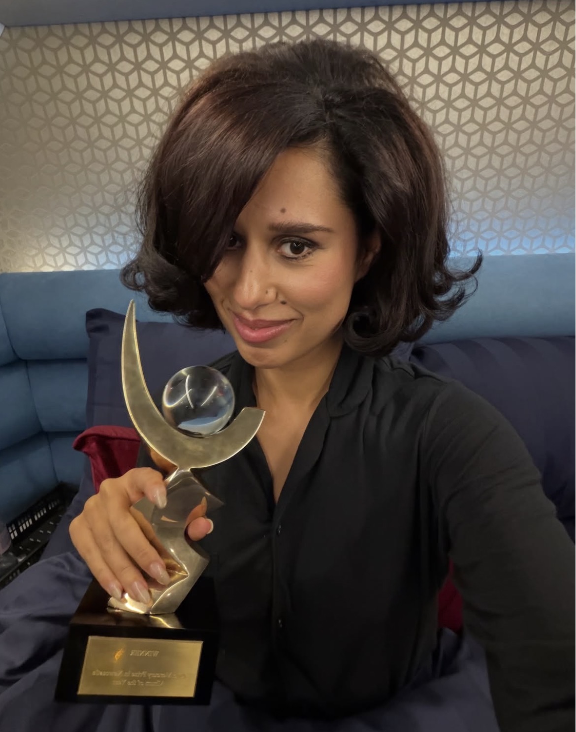 RAYE com seu troféu Mercury Prize. Imagem: Reprodução / Instagram