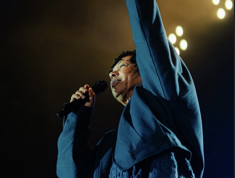 Djavan em sua turnê “Djavanear: 50 Anos”.