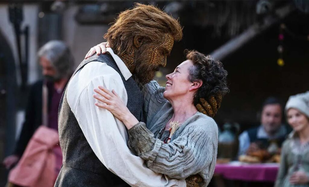 Olivia Colman e Alexander Skarsgård em cena do filme Wicker, com o ator caracterizado como um homem de vime.