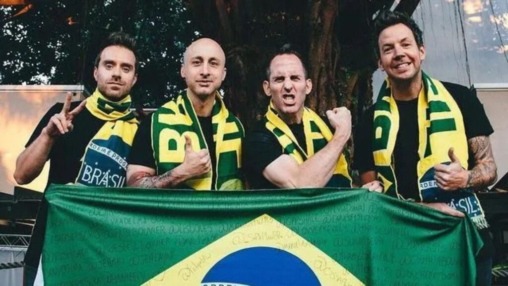 Integrantes do Simple Plan com bandeira do Brasil. Foto: Divulgação