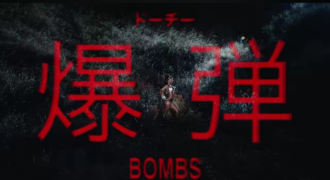 Doechii em seu videoclipe "BOMBS". Imagem: Reprodução. 