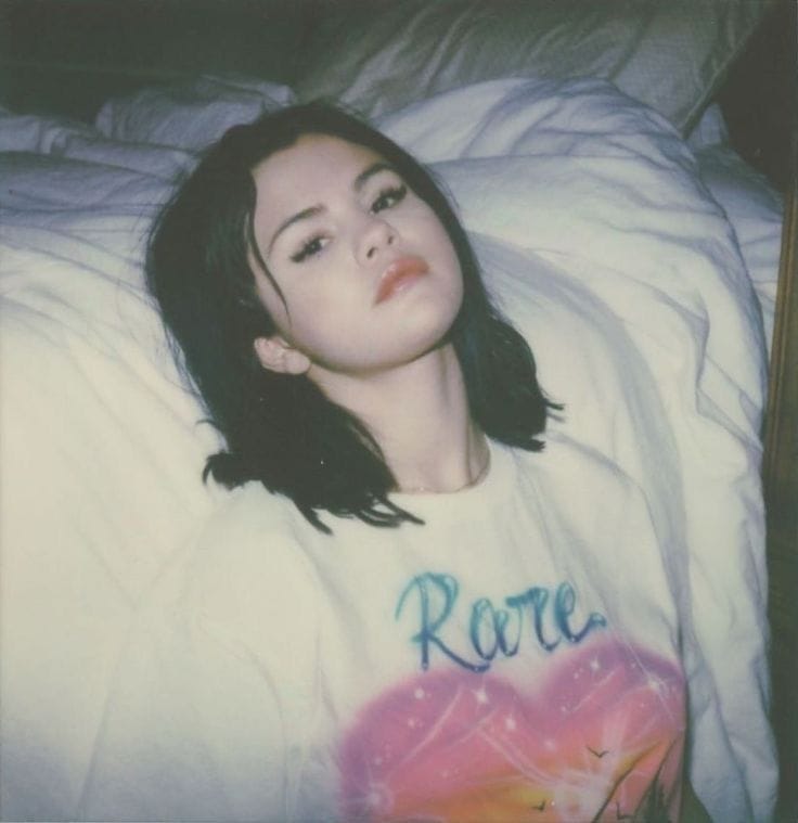 Selena Gomez em imagem promocional do álbum "Rare". Imagem: Divulgação. 