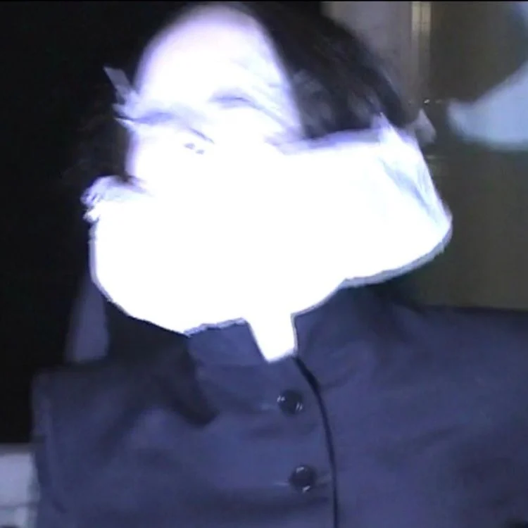 Allie X para a capa de "Midnight for the Masses". Imagem: Divulgação