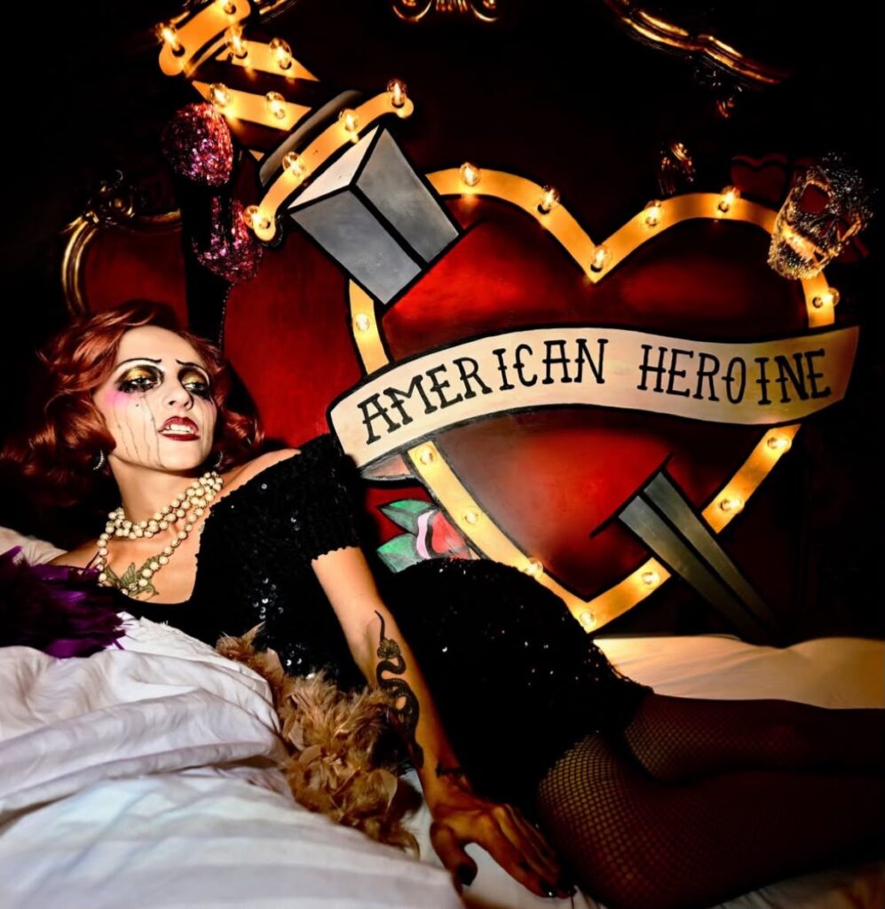 Magdalene na capa de divulgação do álbum American Heroine. Foto: Divulgação.