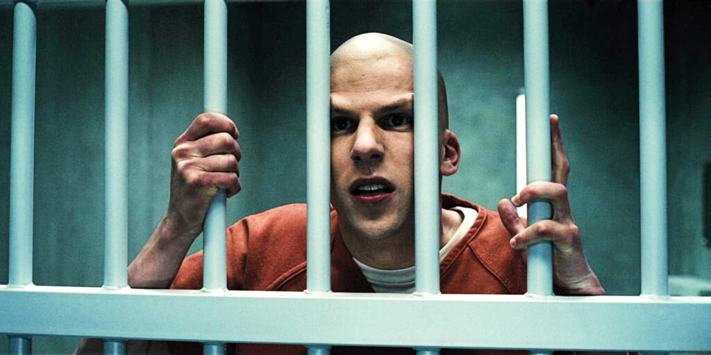 Jesse Eisenberg caracterizado como Lex Luthor no filme Batman vs Superman