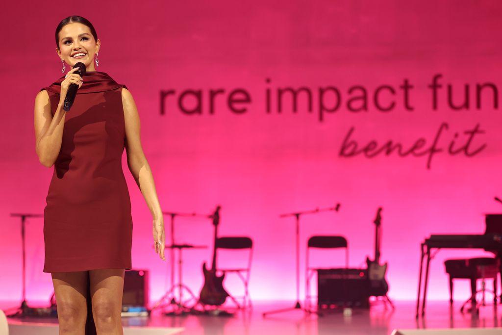 Selena Gomez durante o Rare Impact Fund Benefit 2026, usando vestido vermelho
