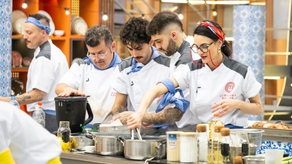 Time azul, que ganhou a prova durante o último episódio do Masterchef Profissionais. Foto: Divulgação/ TV Band.