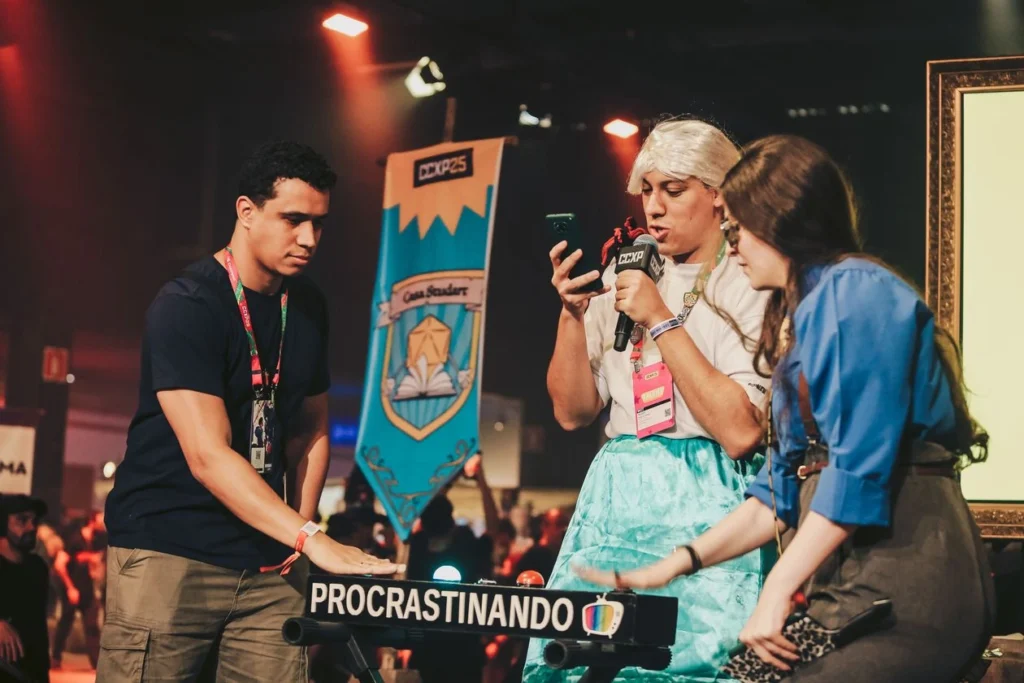 Jogo de perguntas e respostas no Palco Magic durante a CCXP 2025. Foto: Reprodução/ CCXP.